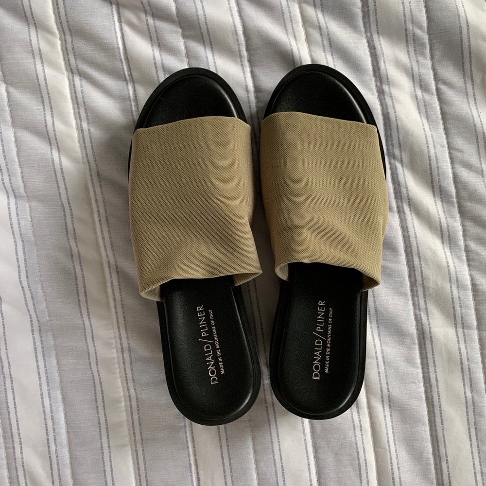 Donald J. Pliner platform sandals size 8.5